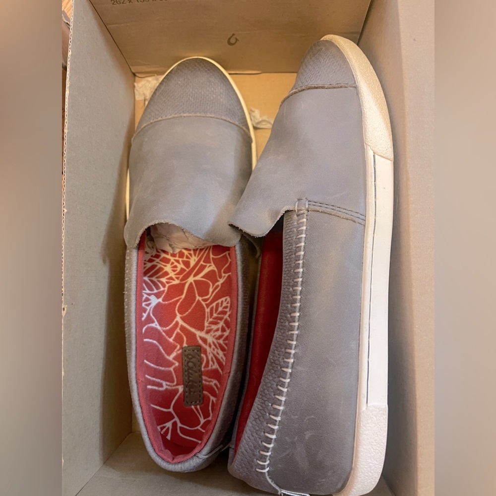 Olukai women’s Alohi leather slip on, size 7 charcoal